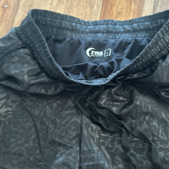 Zyia bubble shorts - Picture 2 of 2